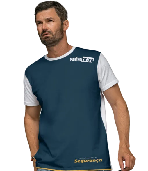 Pessoa com a camiseta da Safebras